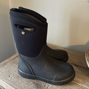 Bogs Classic High waterproof insulated youth boots size 5 Like New.